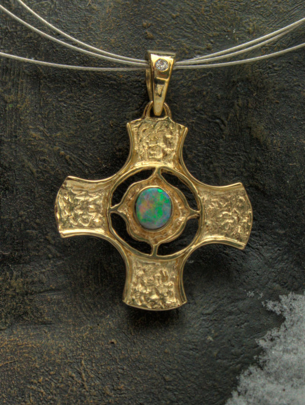Kreuz aus Gold mit Opal
