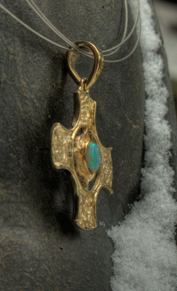 Kreuz aus Gold mit Opal