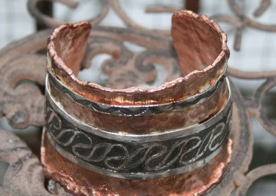 keltische Armspange aus Kupfer mit Silberverziehrung