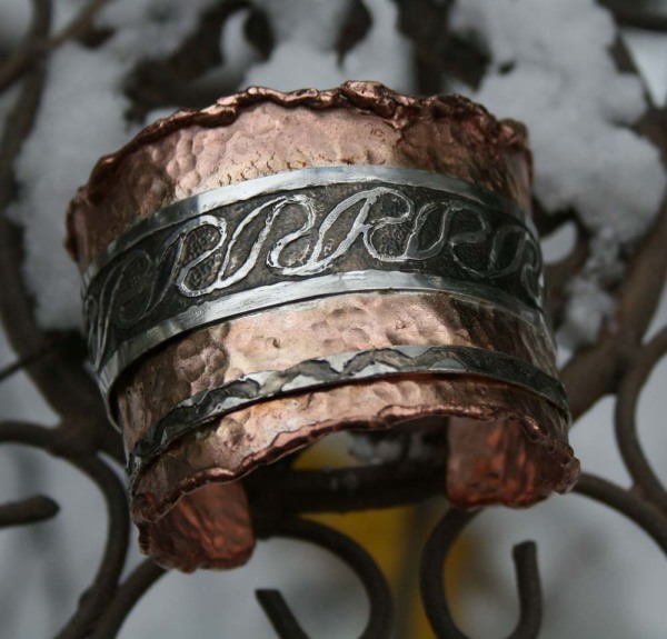 keltische Armspange aus Kupfer mit Silberverziehrung