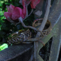Ringe aus Bronze mit aufgesetztem Flechtband