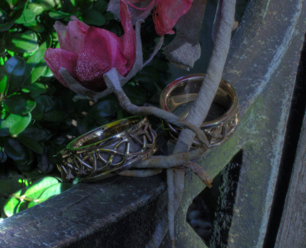Ringe aus Bronze mit aufgesetztem Flechtband