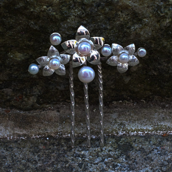 Steckkamm Silber mit drei ziselierten Blumen und Süßwasserzuchtperlen