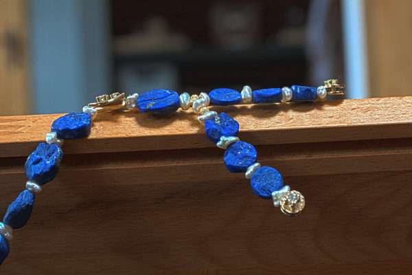 Lapislazuli Collier mit Keshi Perlen und Gold-Zwischenteilen mit Brillantbesatz