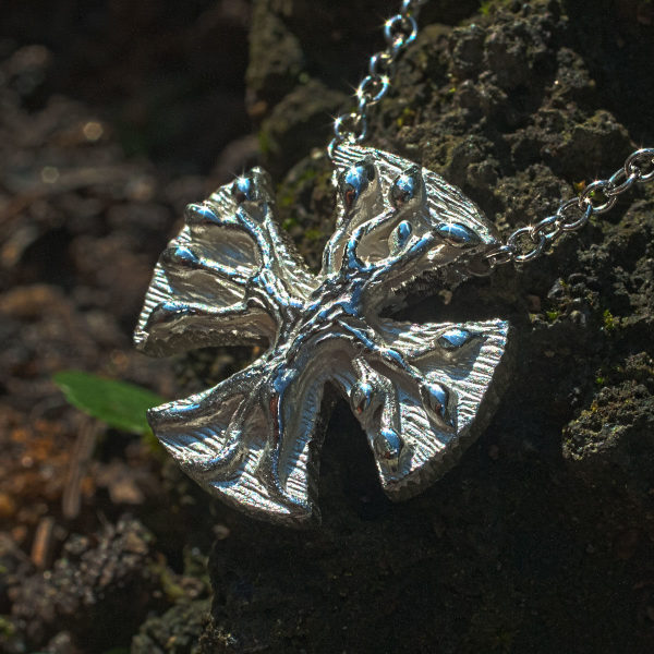 Silberkreuz mit Lebensbaum