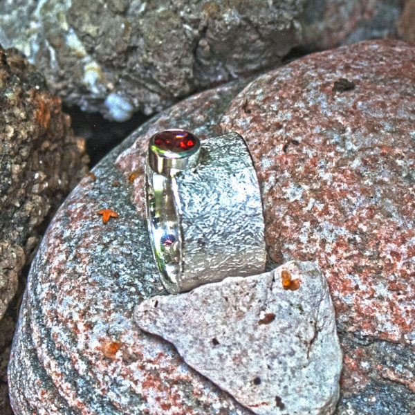 konkaver Silberring mit Granat