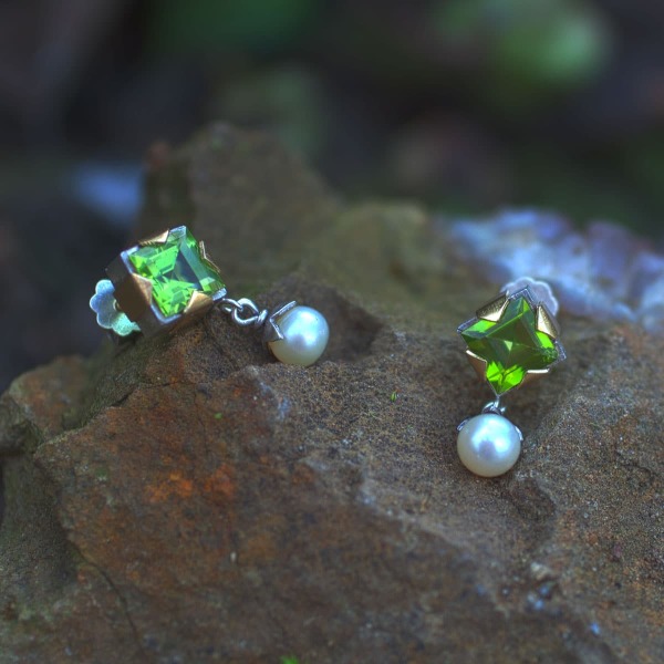 zweifarbige Peridot-Ohrstecker mit Perle