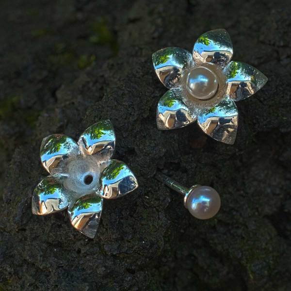 Ohrstecker Blume mit Perle