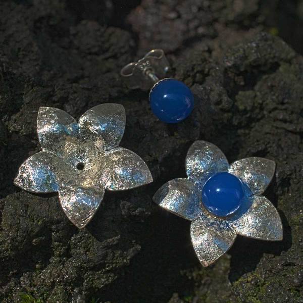 Ohrstecker Blume mit blauem Achat