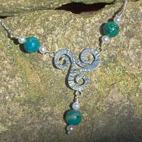 Collier mit Triscele, Amazonitkugeln und Perlen