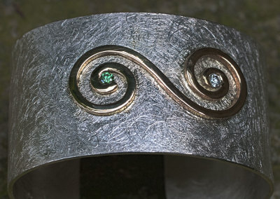 Armspange Doppelspirale aus Gold und Silber mit zwei Brillanten