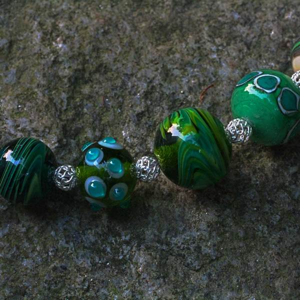Collier mit grünen Glasperlen und Silberfee