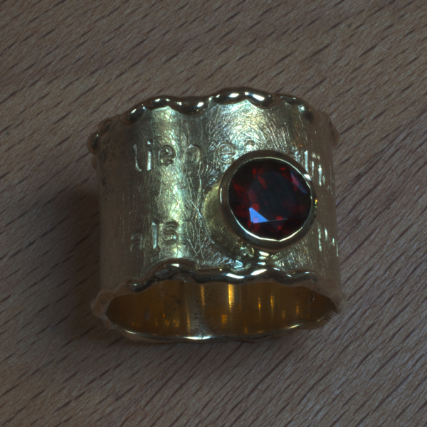 Goldring mit Granat