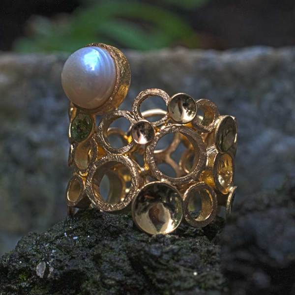 Kreise und Plättchen in Gold mit Perle