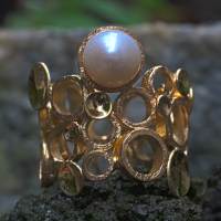 Kreise und Plättchen in Gold mit Perle