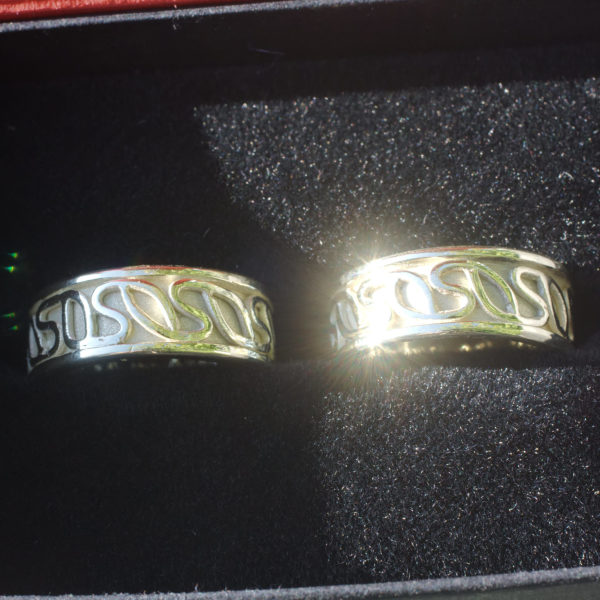 Grüngold Trauringe mit Ornamentband