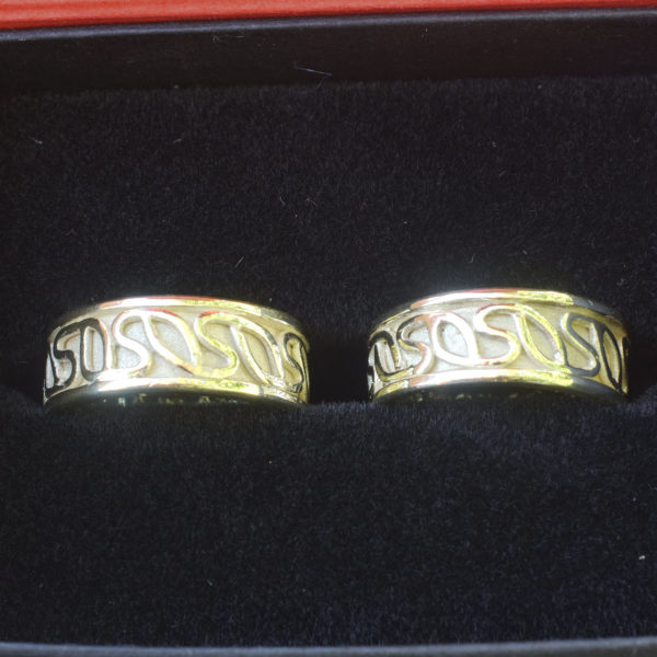 Grüngold Trauringe mit Ornamentband