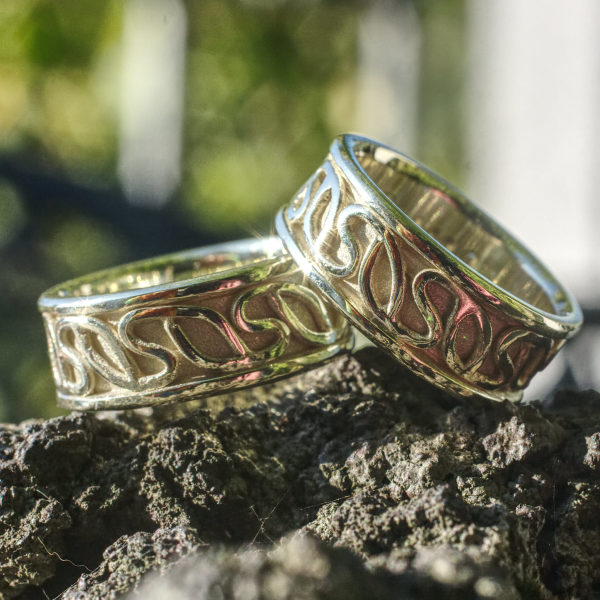 Grüngold Trauringe mit Ornamentband