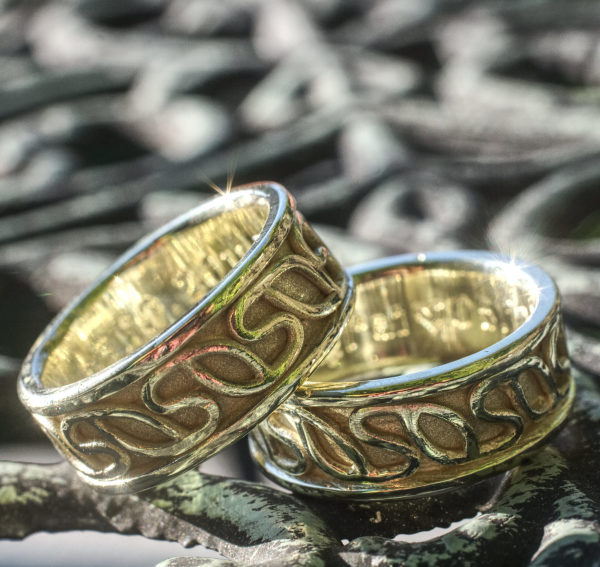 Grüngold Trauringe mit Ornamentband