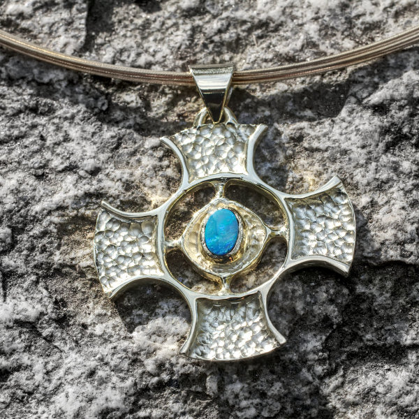 keltisches Kreuz mit Opal