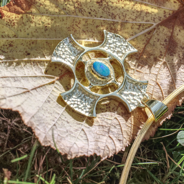 keltisches Kreuz mit Opal