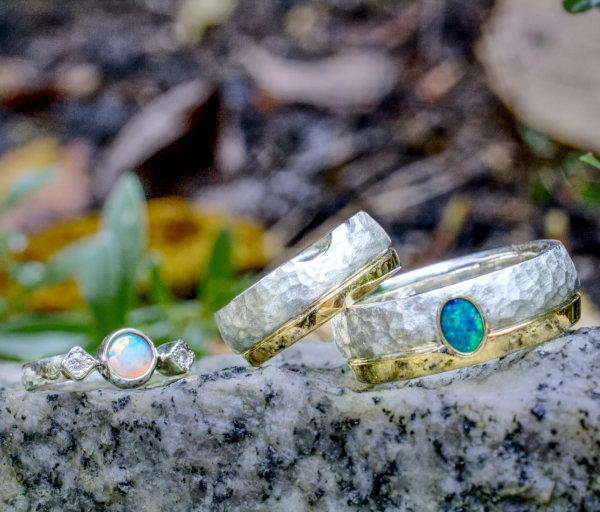 zweifarbige Eheringe mit Opal