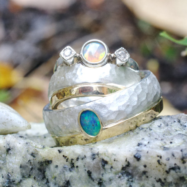 zweifarbige Eheringe mit Opal
