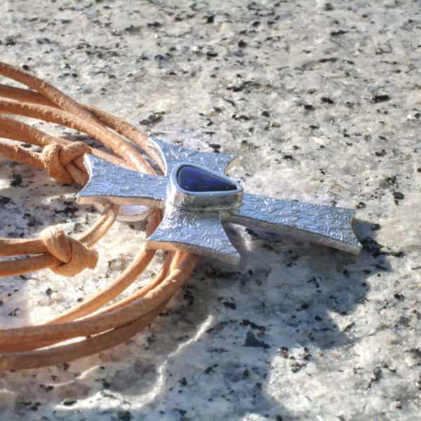 Kreuz mit Boulderopal