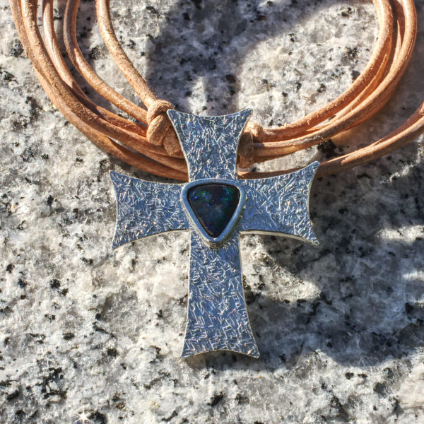 Kreuz mit Boulderopal