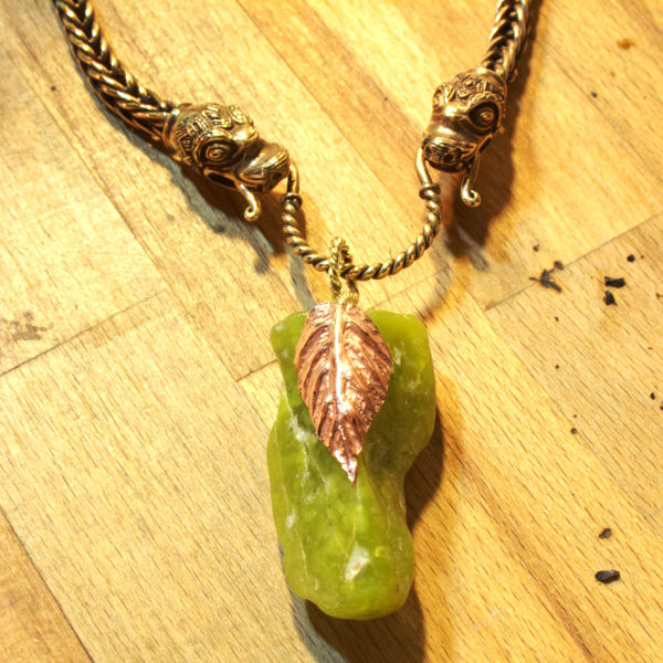 Jade in zwei Silberblättern