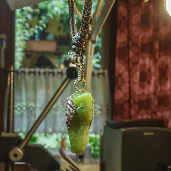 Jade in zwei Silberblättern