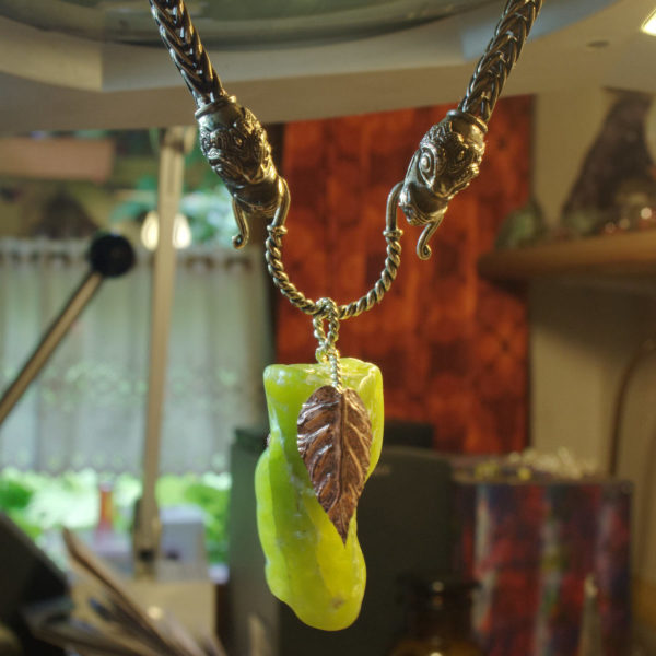 Jade in zwei Silberblättern