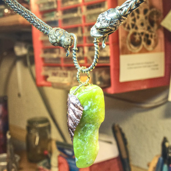 Jade in zwei Silberblättern