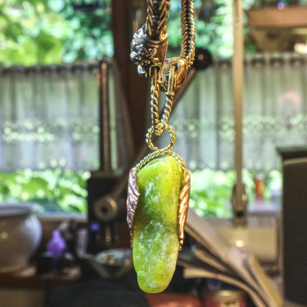 Jade in zwei Silberblättern