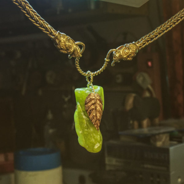 Jade in zwei Silberblättern