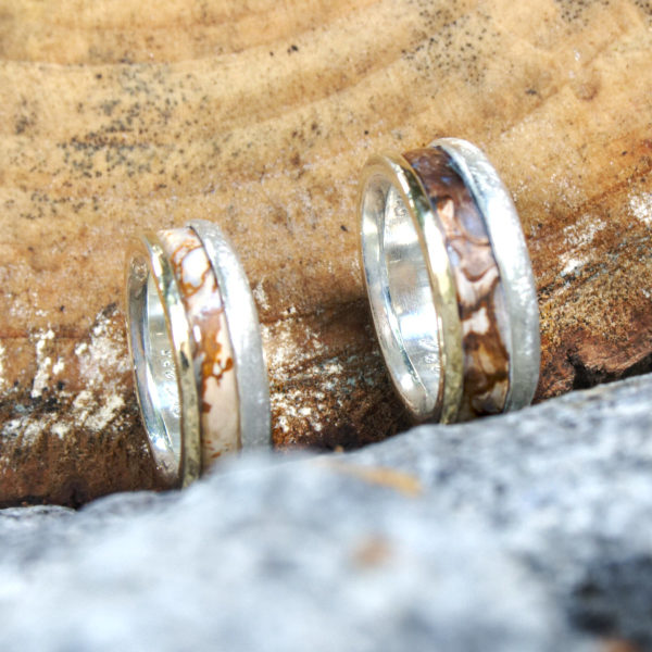 Trauringe Silber-Gold mit versteinertem Holz