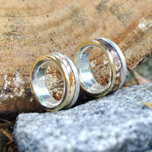 Trauringe Silber-Gold mit versteinertem Holz