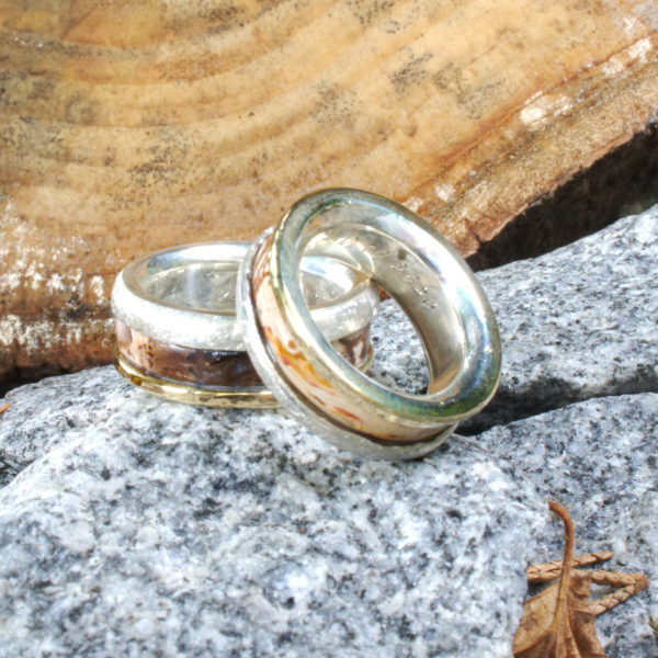 Trauringe Silber-Gold mit versteinertem Holz