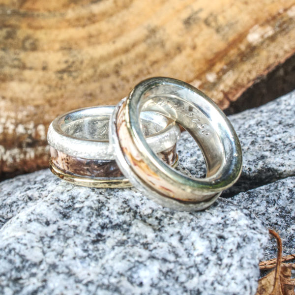 Trauringe Silber-Gold mit versteinertem Holz