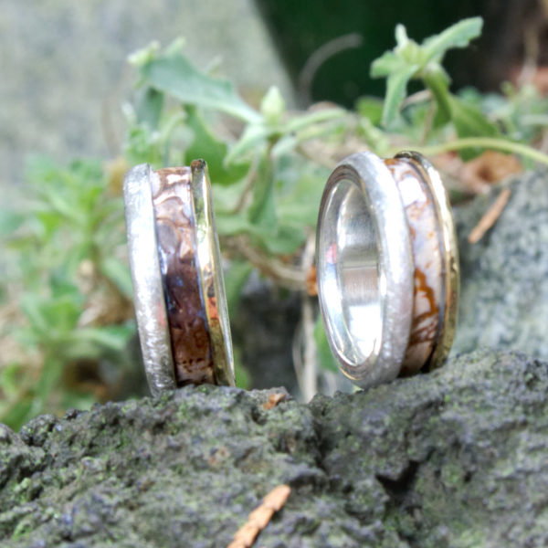 Trauringe Silber-Gold mit versteinertem Holz